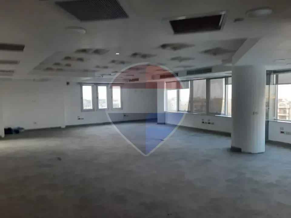 For rent, an administrative space of 600 square meters in a fully finished administrative building with air conditioning on the main North 90th Street