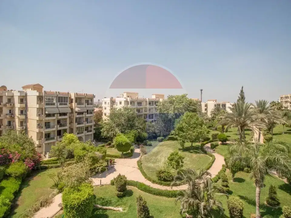 شقة للبيع بالمطبخ والتكيفات باطلاله علي لاندسكيب