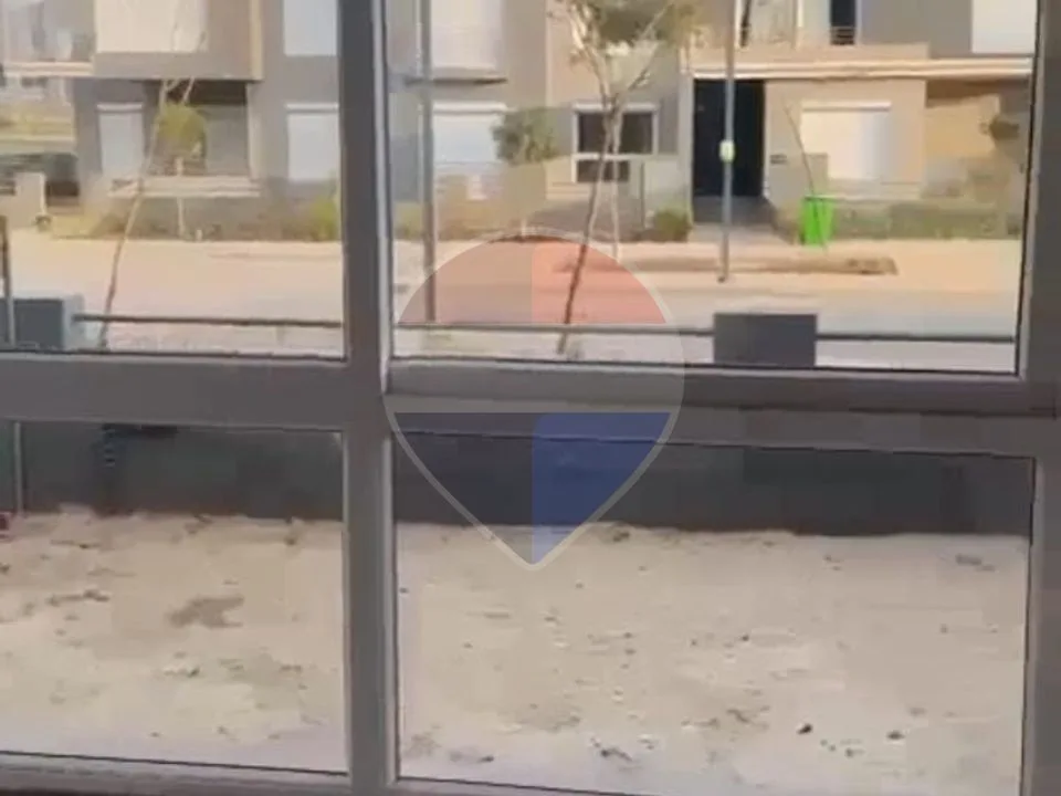 شقة أرضي بحديقة خاصة في موقع متميز داخل كيان