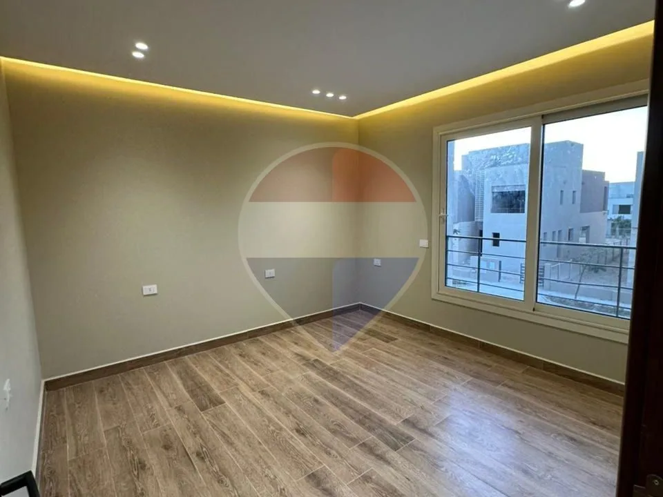 Townhouse Middle for rent in The Crown