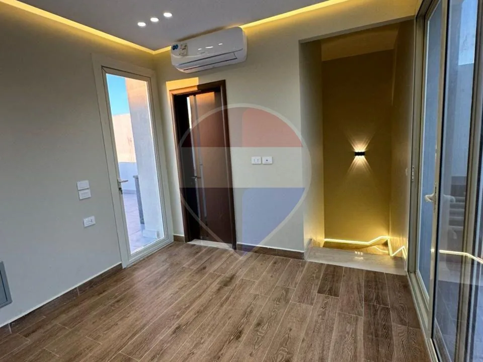 Townhouse Middle for rent in The Crown