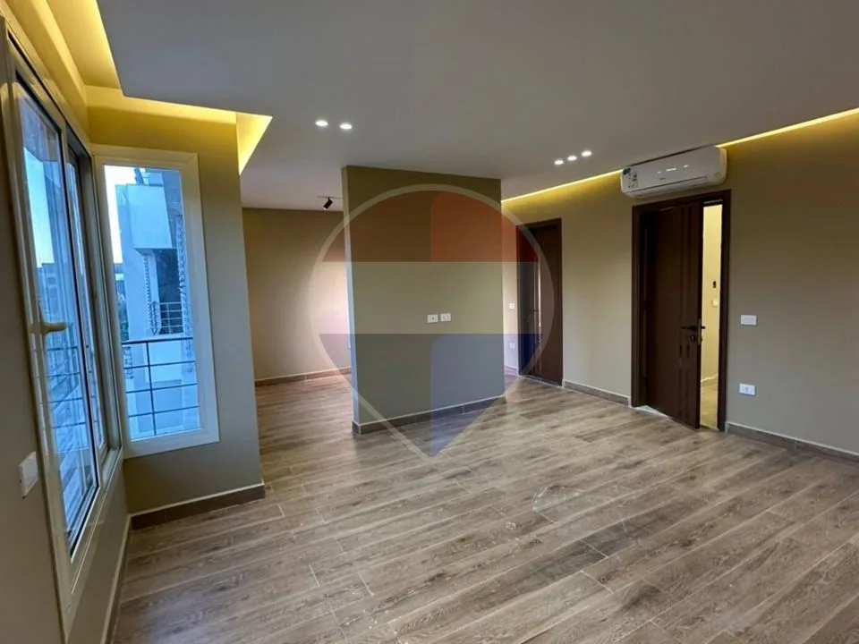 Townhouse Middle for rent in The Crown