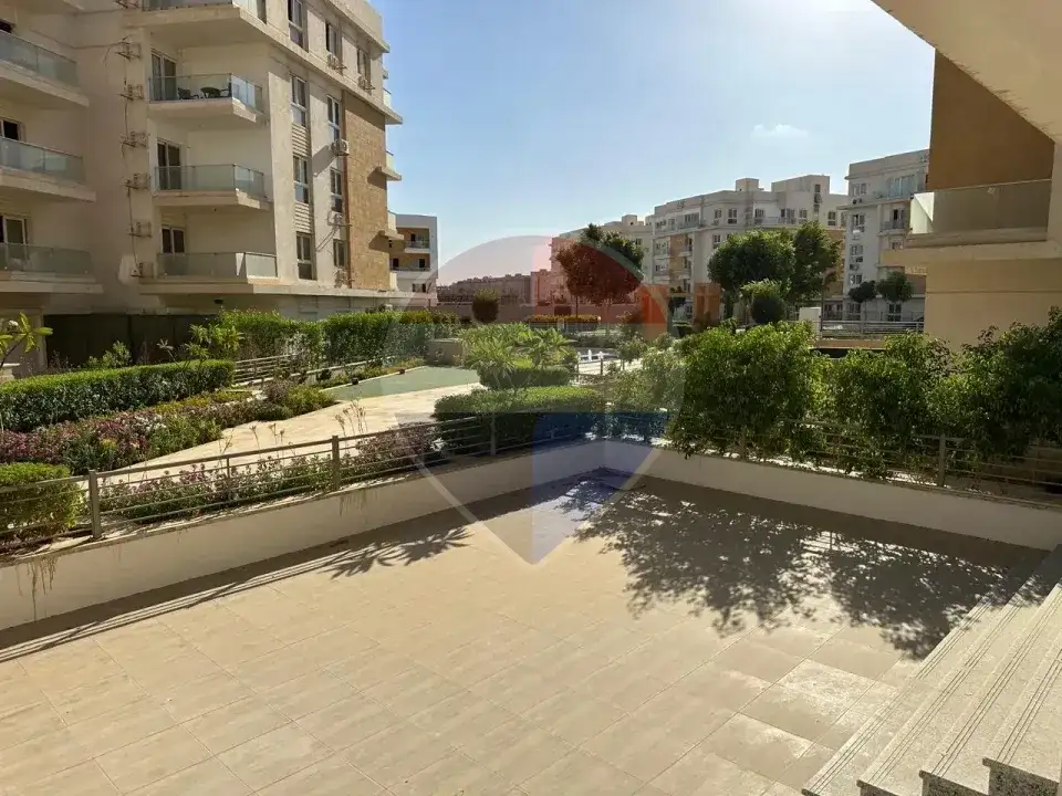 شقة أرضي متشطبة بالكامل بحديقة خاصة واسعة