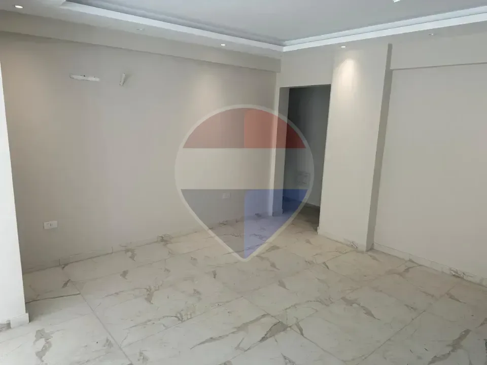 شقة أرضي متشطبة بالكامل بحديقة خاصة واسعة