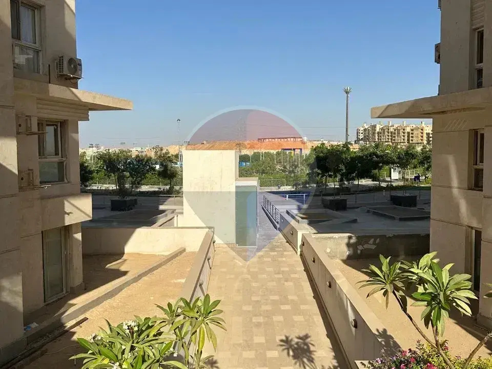 شقة أرضي متشطبة بالكامل بحديقة خاصة واسعة