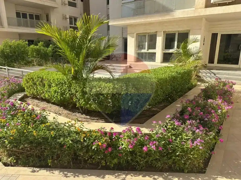 شقة أرضي متشطبة بالكامل بحديقة خاصة واسعة