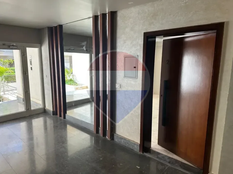 شقة أرضي متشطبة بالكامل بحديقة خاصة واسعة