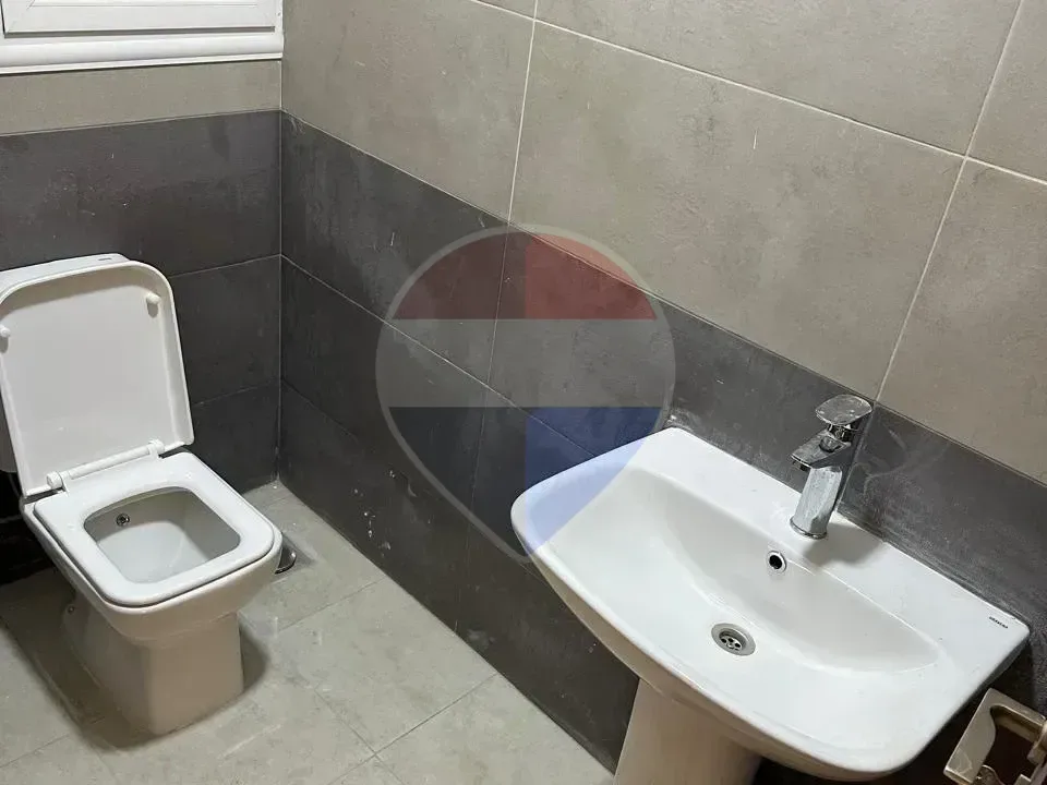 شقة أرضي متشطبة بالكامل بحديقة خاصة واسعة