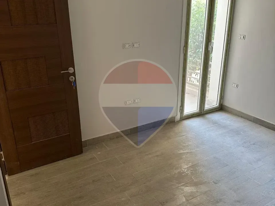 شقة أرضي متشطبة بالكامل بحديقة خاصة واسعة