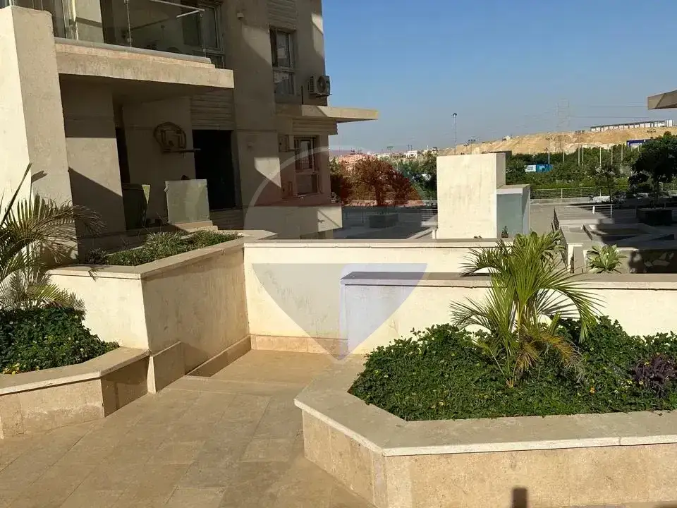 شقة أرضي متشطبة بالكامل بحديقة خاصة واسعة